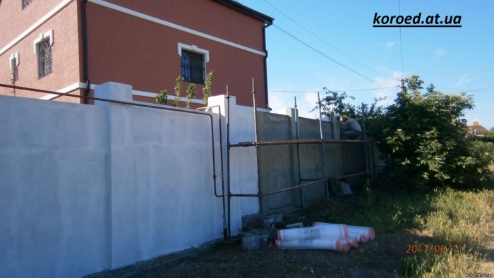 отделка фасада штукатуркой короед